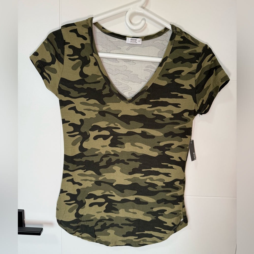 Ladies camo short sleeve top with rounded bottom